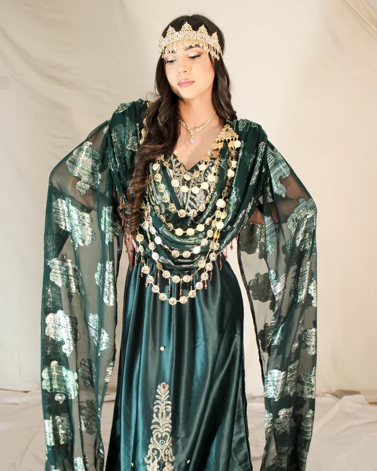 Caftan Ébène — soie noire, broderie or-cuivre, ceinture haute