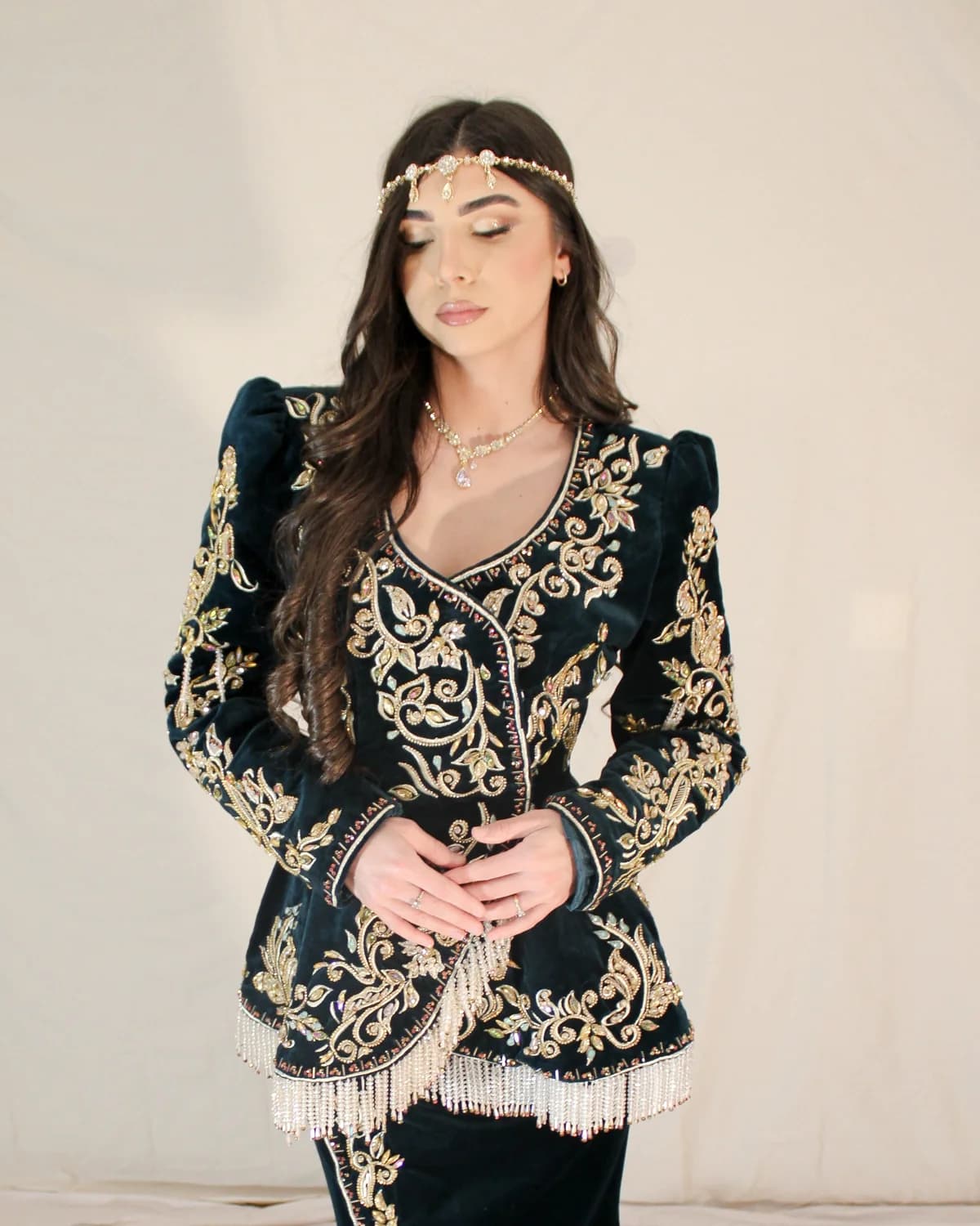Caftan Ivoire — pièce de cérémonie ivoire poudré, broderie or