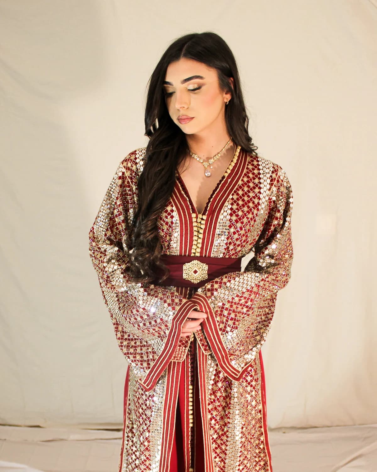 Caftan Rubis — velours rubis profond, broderie or
