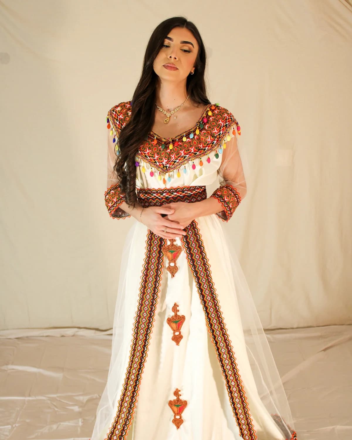 Caftan Saphir — bleu saphir intense, broderie or sur le buste