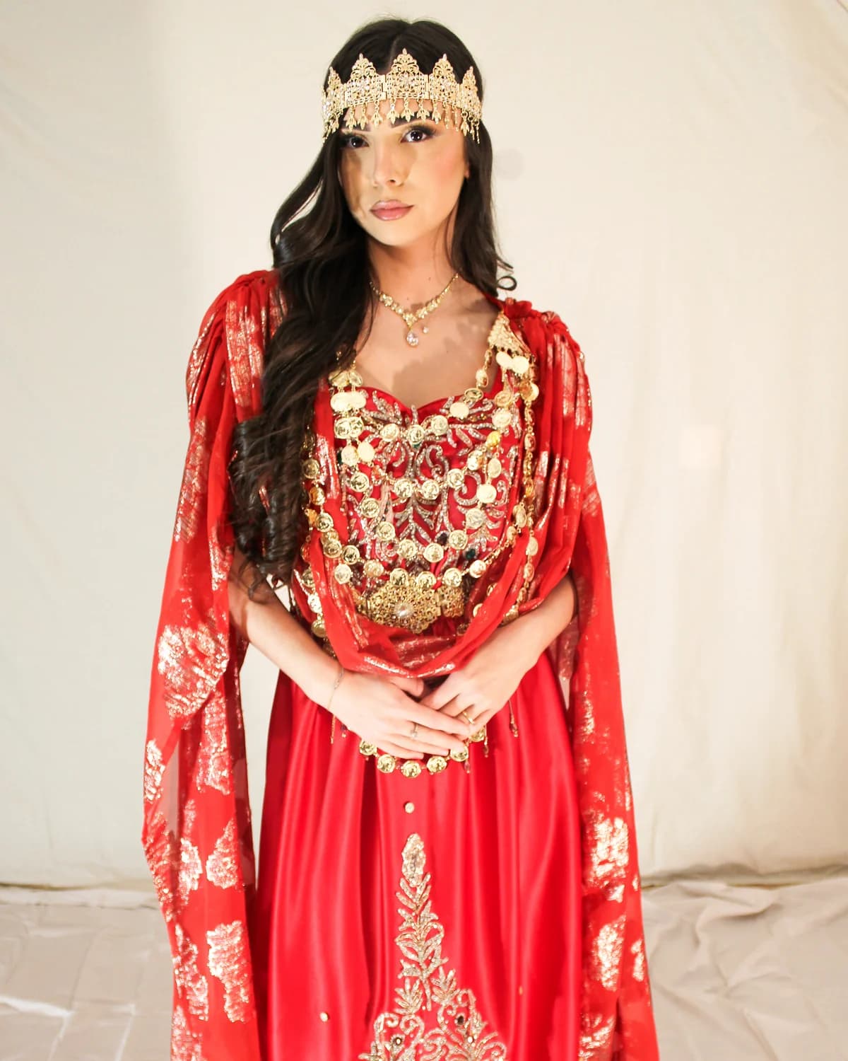 Chaoui Grenat — robe des Aurès grenat, broderie traditionnelle