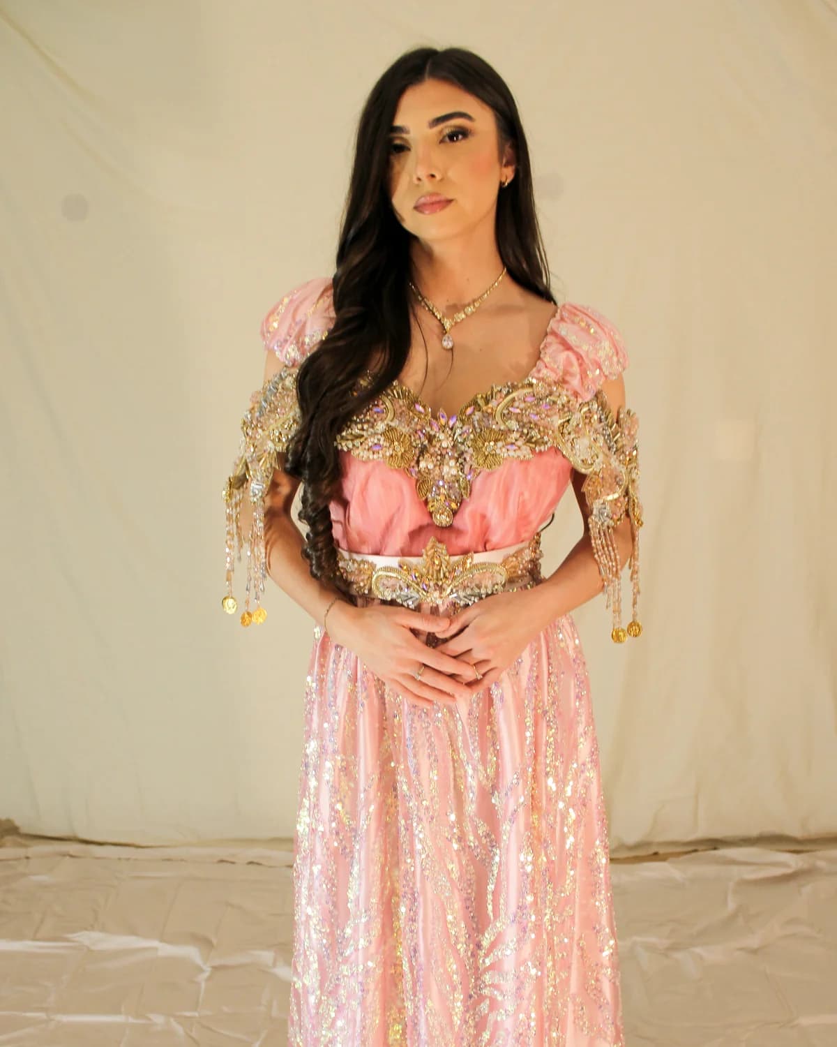 Chaoui Jade — robe des Aurès jade clair, motifs amazighs