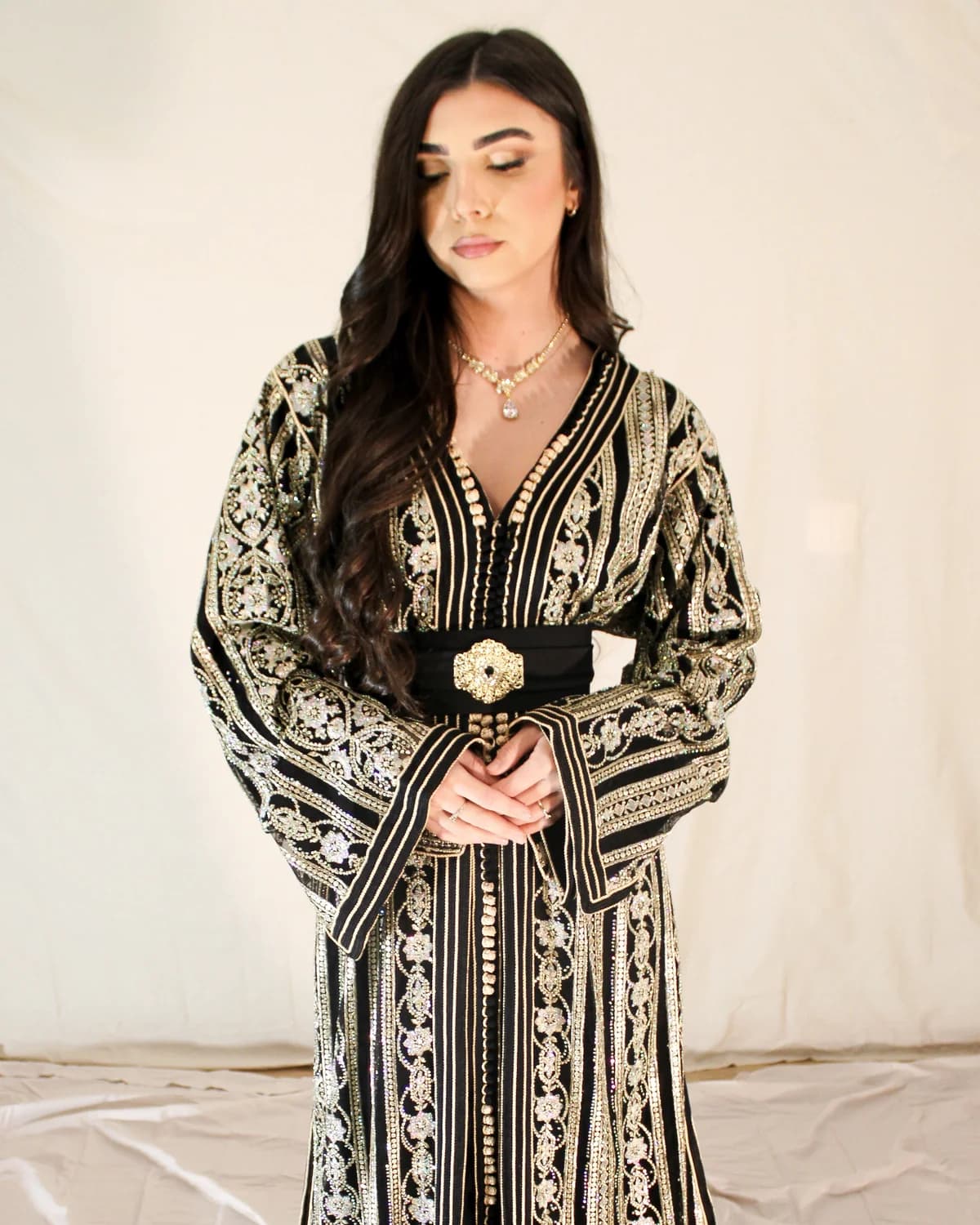 Kabyle — robe ivoire, broderies polychromes amazighes