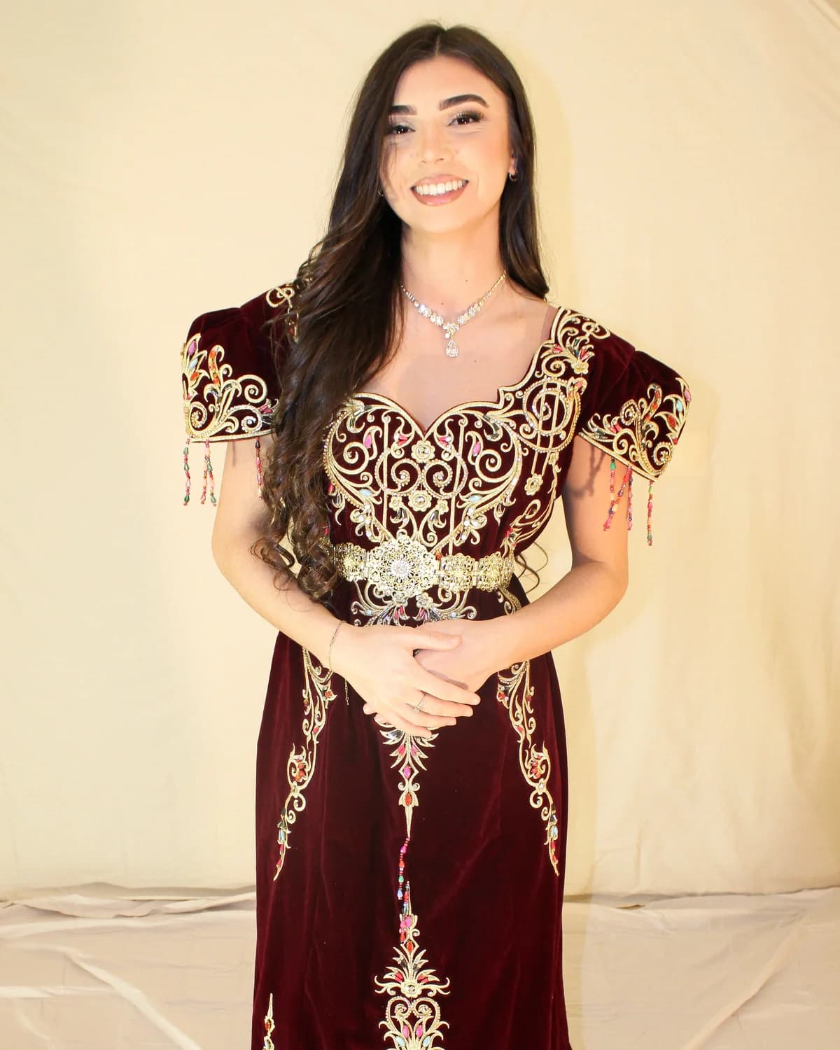 Karakou Émeraude — velours émeraude, broderie fetla or, sarouel assorti